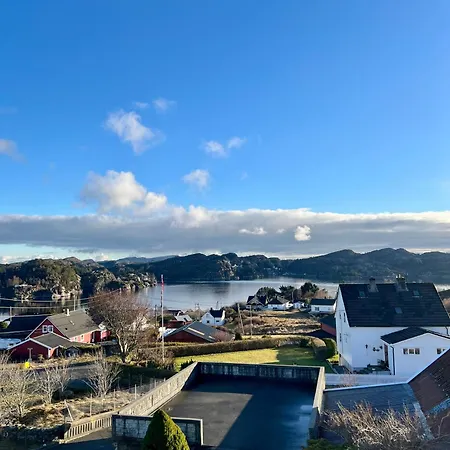 Fjord-view Retreat With Free Parking And Fast Internet *