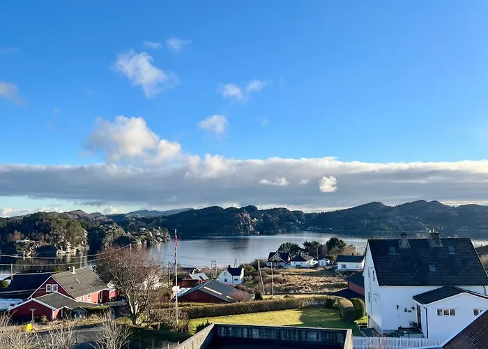 Fjord-view Retreat With Free Parking And Fast Internet *